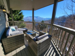 Mountain Sunrise Chalet - Stunning Mountain View, Hot Tub, Gameroom, Pool Access, 3BA 3BR Sleeps 12